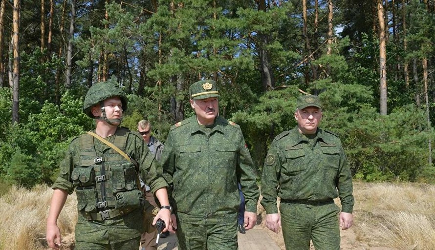 Ông Lukashenko (giữa) tới thăm một đơn vị quân đội ở vùng Grodno, phía tây đất nước hôm 22/8. Ảnh: Sputnik