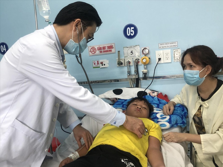 BS Nguyễn Minh Tuấn, Trưởng khoa Sốt Xuất huyết BV Nhi Đồng 1 thăm khám cho bệnh nhi mắc sốt xuất huyết . 