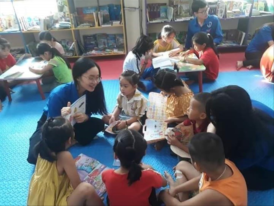 Các em thiếu nhi ở huyện Tương Dương (Nghệ An) tham gia Thư viện hè 2020 với sự đồng hành của các tình nguyện viên. Ảnh: HĐTD 