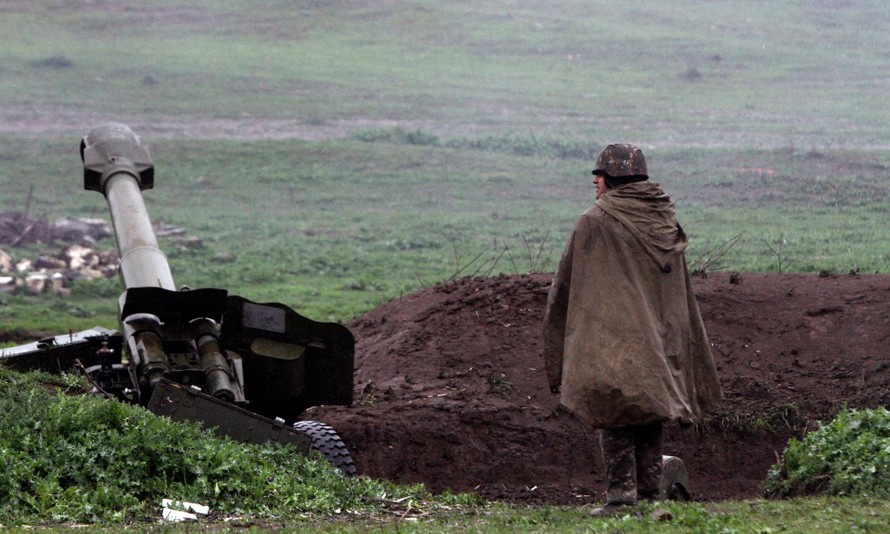 Một người lính Armenia bên khẩu pháo hạng nặng trên chiến trường Nagorno-Karabakh. Ảnh: EPA 
