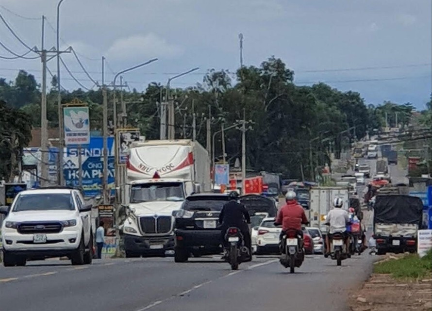 Quốc lộ đi qua Đồng Nai và Bình Thuận chịu áp lực lớn về giao thông. Ảnh Mạnh Thắng