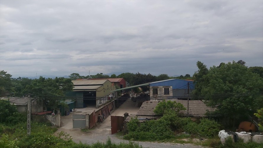 Nhà xưởng không phép mọc san sát trên đất nông nghiệp phía ngoài đê sông Đáy  xã Thanh Cao 