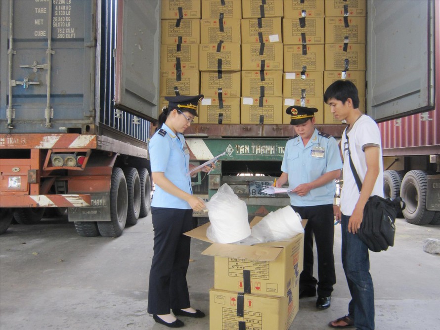 Công chức Hải quan kiểm tra thực tế hàng hóa xuất nhập khẩu của doanh nghiệp 