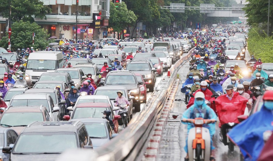Nhiều tuyến đường, nút giao thông Hà Nội đang ùn tắc kéo dài. Ảnh: Như Ý 