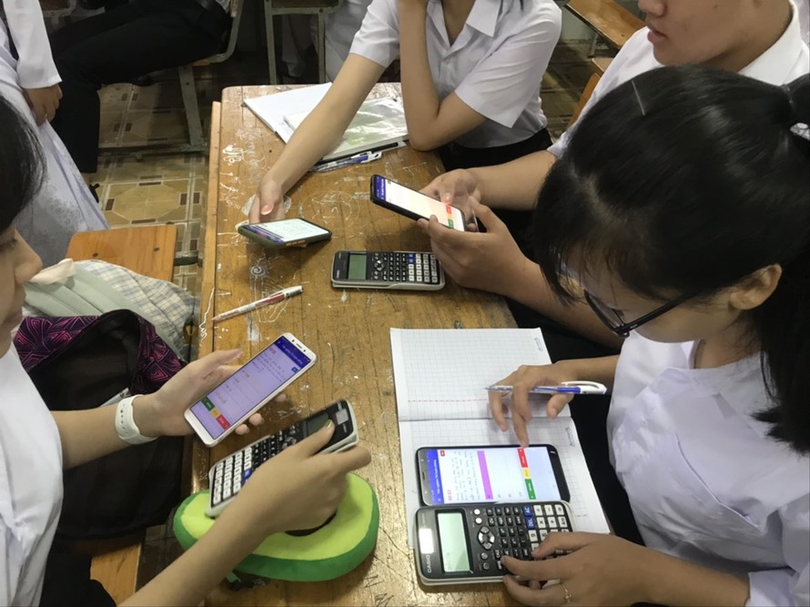 Học sinh trường THCS&THPT Mỹ Thuận giải toán trên ứng dụng “Toán Học Tiểu Toàn Thư”. Ảnh: NVCC