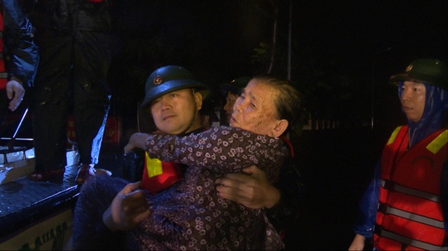 Bộ đội Biên phòng Quảng Trị đưa người dân di tản khỏi vùng ngập lụt trong đêm 17/10. Ảnh: PV 