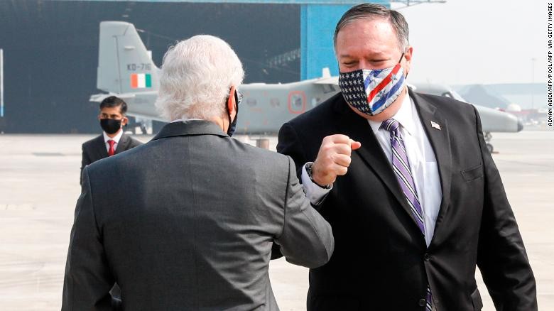 Ngoại trưởng Mỹ Mike Pompeo (phải) được Đại sứ Mỹ tại Ấn Độ Kenneth Juster chào đón khi ông đến sân bay ở New Delhi ngày 26/10. Ảnh: CNN 