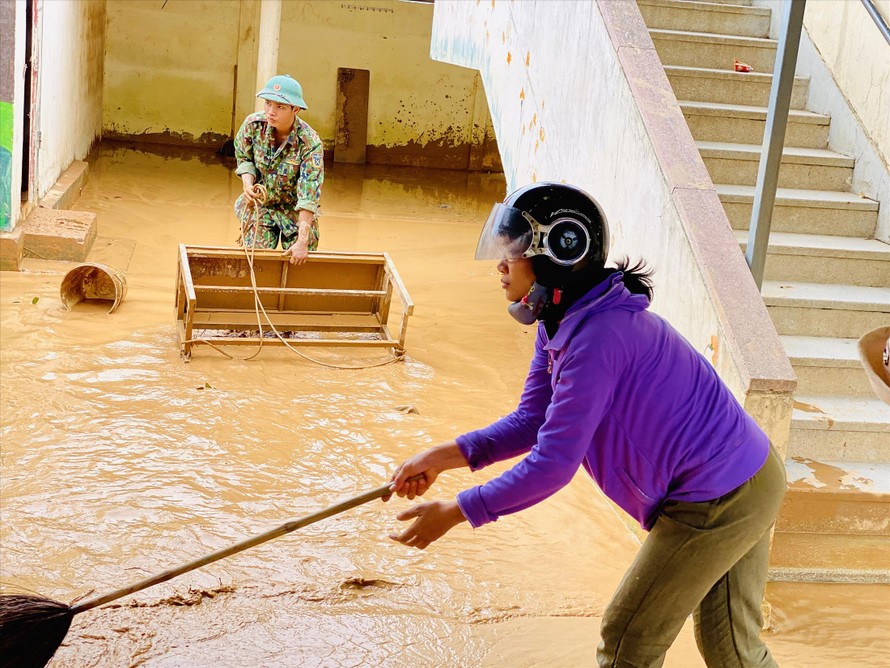 Các trường ở miền Trung chưa kịp dọn dẹp sau lũ lại phải hứng chịu cơn bão số 9