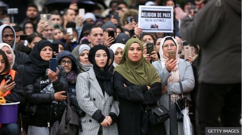 Người Hồi giáo ở Pháp biểu tình phản đối tư tưởng kỳ thị Hồi giáo. Ảnh: Getty Images 