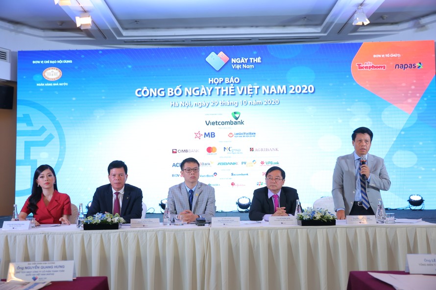 Đại diện NHNN, Ban Tổ chức và nhà tài trợ tại buổi họp báo công bố chuỗi sự kiện Ngày thẻ Việt Nam 2020