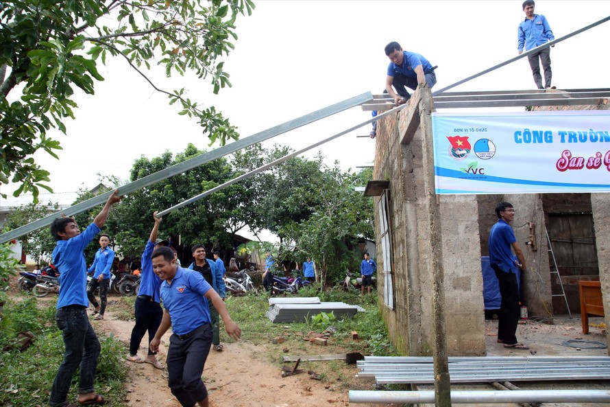 ĐVTN Quảng Trị tham gia khắc phục hậu quả do mưa lũ giúp người dân. Ảnh: Lâm Đăng Hải 