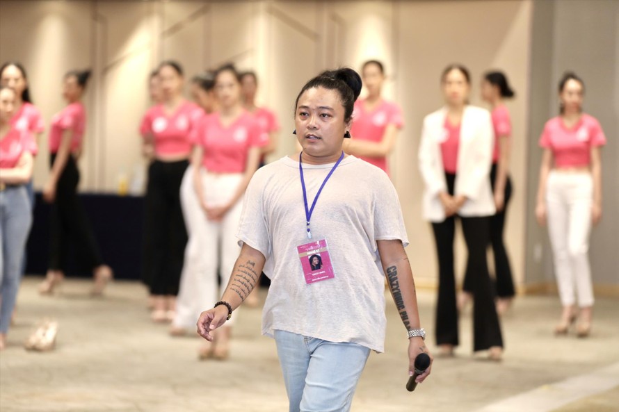 Cô giáo Crazy Nhóc và thí sinh tại vòng chung kết Hoa hậu Việt Nam 2020. Ảnh: Trọng Tài