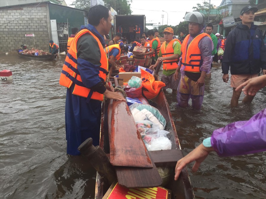 Ông Nguyễn Đình Hòa và cán bộ huyện Lệ Thủy, tỉnh Quảng Bình tiếp nhận hàng cứu trợ tại ngã ba Cam Liên