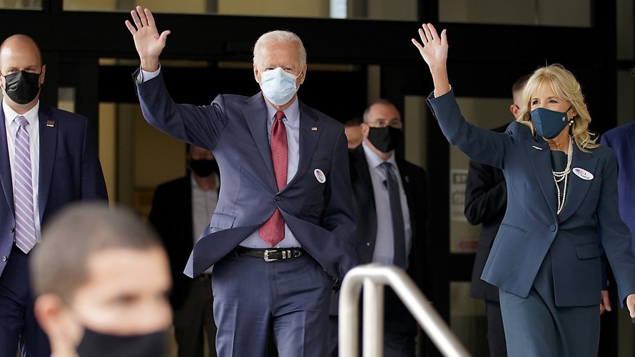 Ứng viên Joe Biden và phu nhân Jill Biden vẫy tay sau khi bỏ phiếu sớm ở bang Delaware. Ảnh: AP