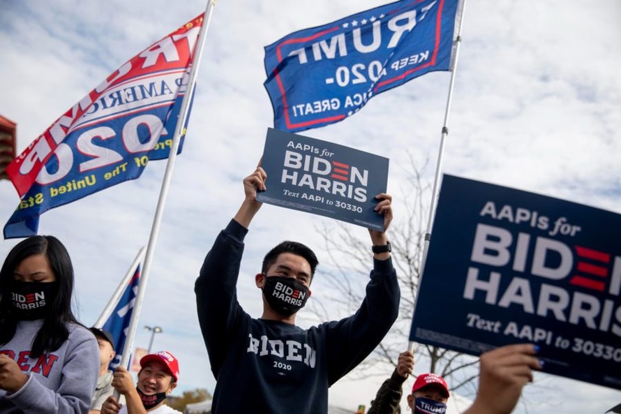 Cộng đồng người Mỹ gốc Việt ở bang Virginia chia hai phe - ủng hộ ứng viên Joe Biden (giơ biển) và ủng hộ ứng viên Donald Trump (giương cờ). Ảnh: American University Radio 