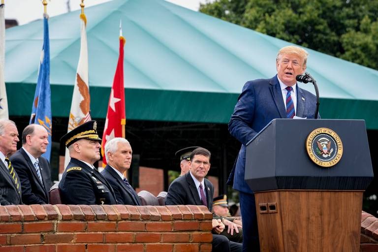 Ông Trump trong một lần phát biểu trước các tướng lĩnh cao cấp nhất của quân đội Mỹ