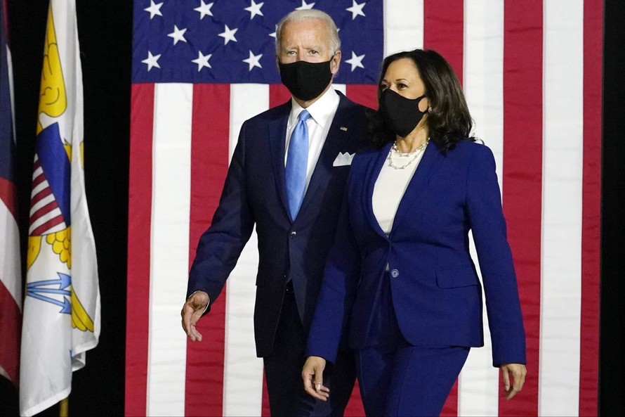 Joe Biden và Kamala Harris từng bước tiến đến đài chiến thắng