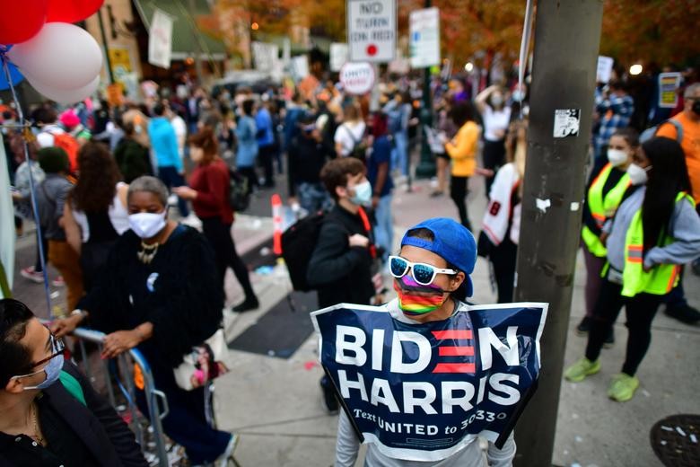 Người ủng hộ ông Biden đổ ra đường sau khi có tin ông thắng cử. Ảnh: Reuters