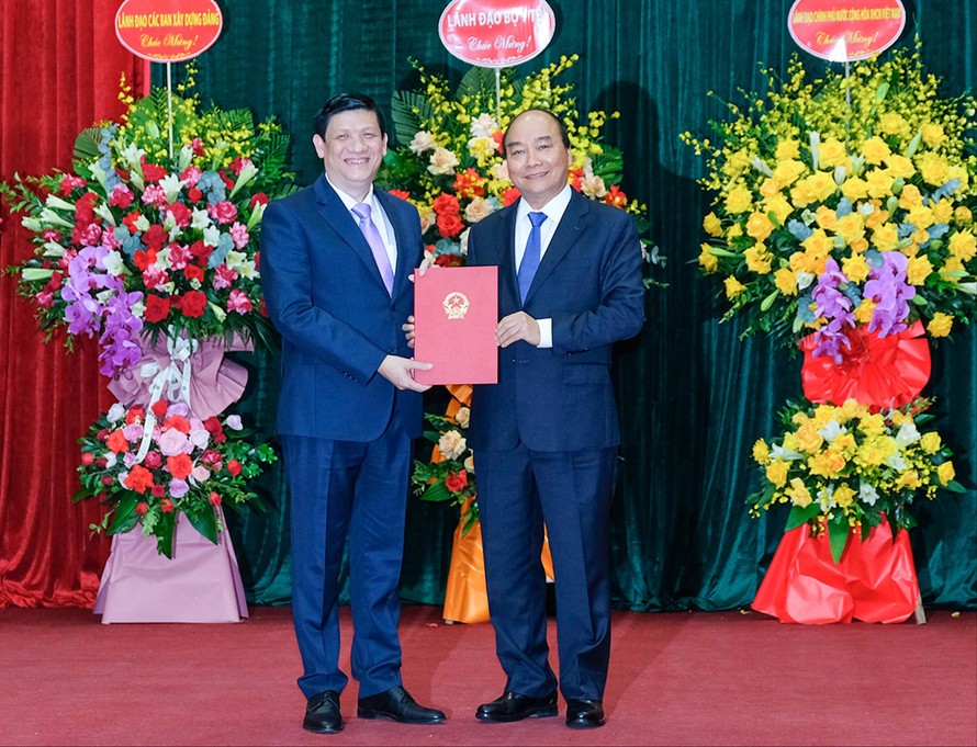 Thủ tướng Nguyễn Xuân Phúc trao quyết định bổ nhiệm cho tân Bộ trưởng Bộ Y tế Nguyễn Thanh Long. Ảnh: T.H 