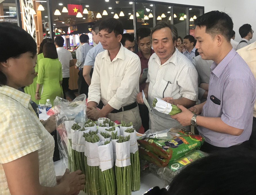 Nông sản Sơn La được giới thiệu tại siêu thị Big C. Ảnh: PV