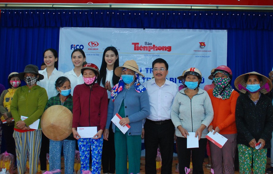 Hoa hậu Đỗ Thị Hà và các người đẹp TOP 5 tặng quà các gia đình khó khăn vùng bão lũ