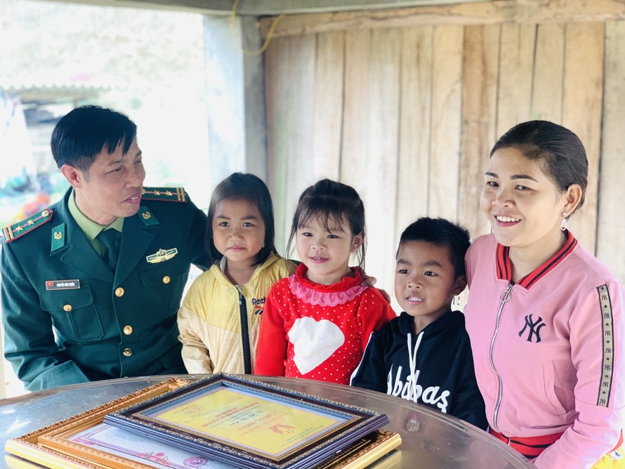 Trung tá Nguyễn Văn Thiên - cán bộ Biên phòng Bản Giàng cùng nữ trưởng bản Hồ Kiên là người có đóng góp lớn trong việc thay đổi những hủ tục của người Chứt