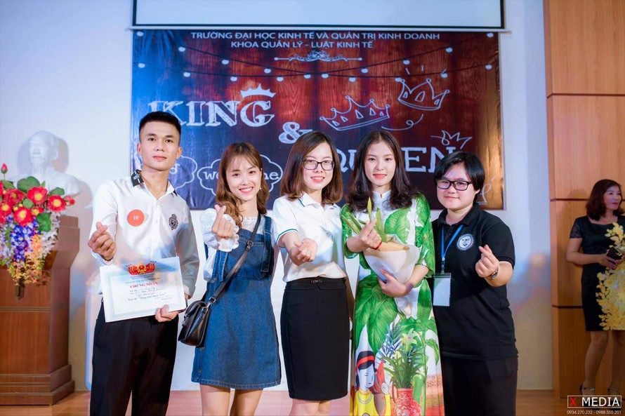 Bạn Vũ Hồng Nhung (ngoài cùng, bên phải) tham gia hoạt động của trường. ẢNH: NVCC