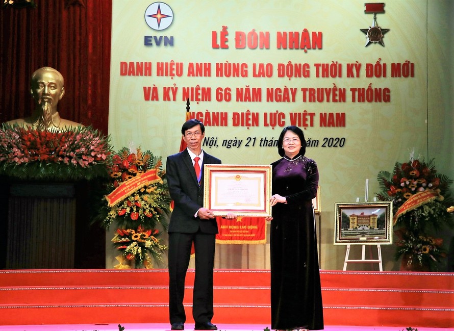 Công nhân Trương Thái Sơn (trái) vinh dự được Chủ tịch nước CHXHCN Việt Nam tặng danh hiệu Anh hùng lao động 