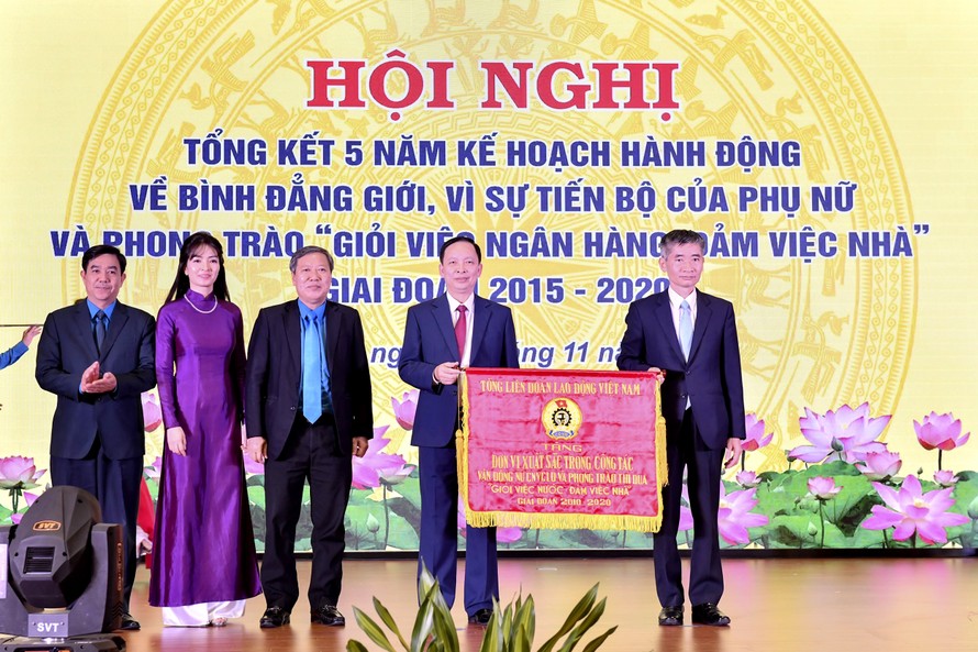 Công đoàn NHVN vinh dự nhận cờ thi đua của Tổng Liên đoàn Lao động Việt Nam 