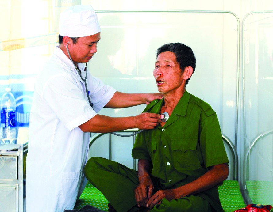 Các bác sĩ Trung tâm Y tế huyện Ia H’Drai tận tình thăm khám sức khỏe cho người dân vùng biên