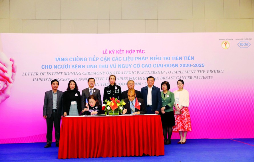 Roche cam kết đồng hành trong việc chăm sóc sức khỏe người Việt