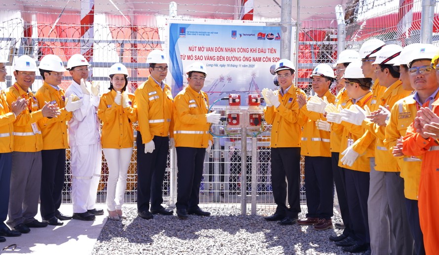 PV GAS đón nhận dòng khí đầu tiên từ mỏ Sao Vàng đến đường ống Nam Côn Sơn