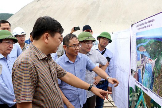  Thứ trưởng Bộ NN&PTNT Nguyễn Hoàng Hiệp kiểm tra tiến độ thi công hồ thủy lợi Bản Mồng