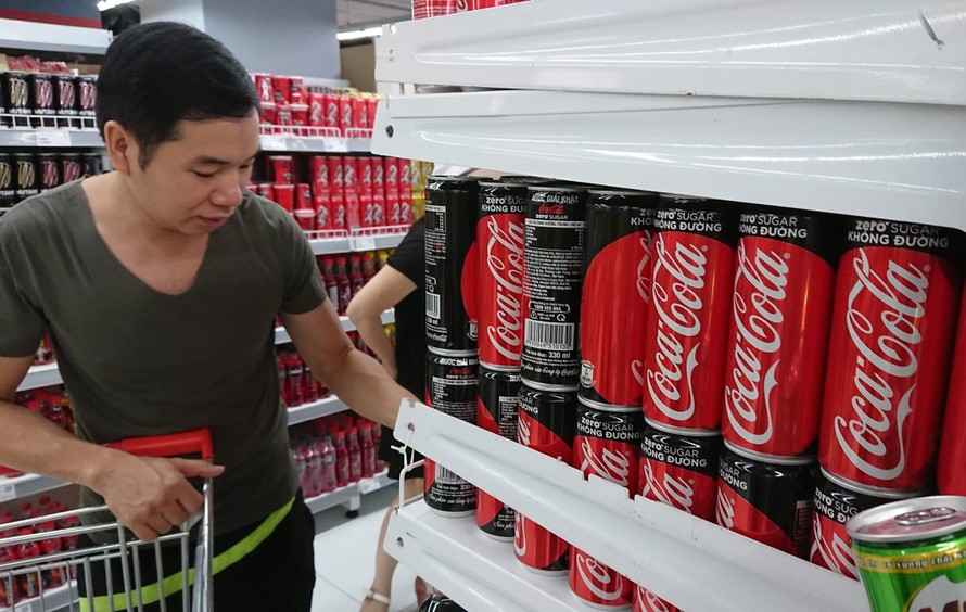 Một gian hàng nước giải khát Coca-Cola bày bán trong siêu thị ở Việt Nam. Ảnh: Như Ý