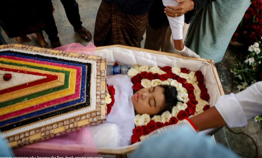 Mya Thwate Thwate Khaing, một phụ nữ trẻ, là nạn nhân đầu tiên trong số những người biểu tình chống đảo chính thiệt mạng. Cô bị bắn vào đầu khi cảnh sát cố gắng giải tán đám đông biểu tình. Ảnh: REUTERS 