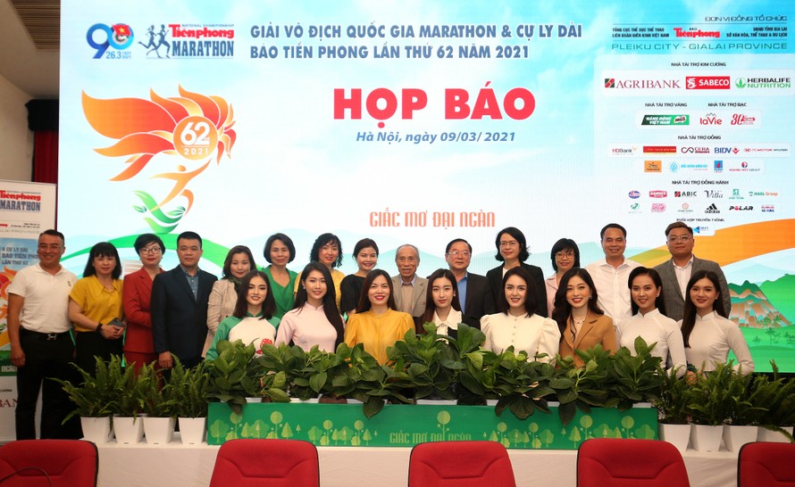 BTC chụp ảnh lưu niệm cùng nhà tài trợ, đơn vị đồng hành, người đẹp tại họp báo ở Hà Nội ngày 9/3. Ảnh: Như Ý 