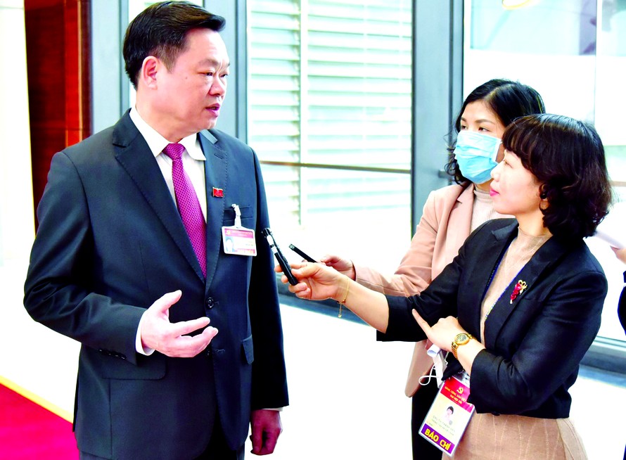 Bí thư Tỉnh ủy Bắc Kạn Hoàng Duy Chinh (bên trái) trả lời phỏng vấn báo chí