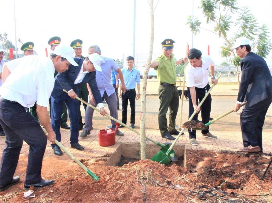 Lãnh đạo UBND huyện Đắk Mil tham gia trồng cây sau lễ phát động