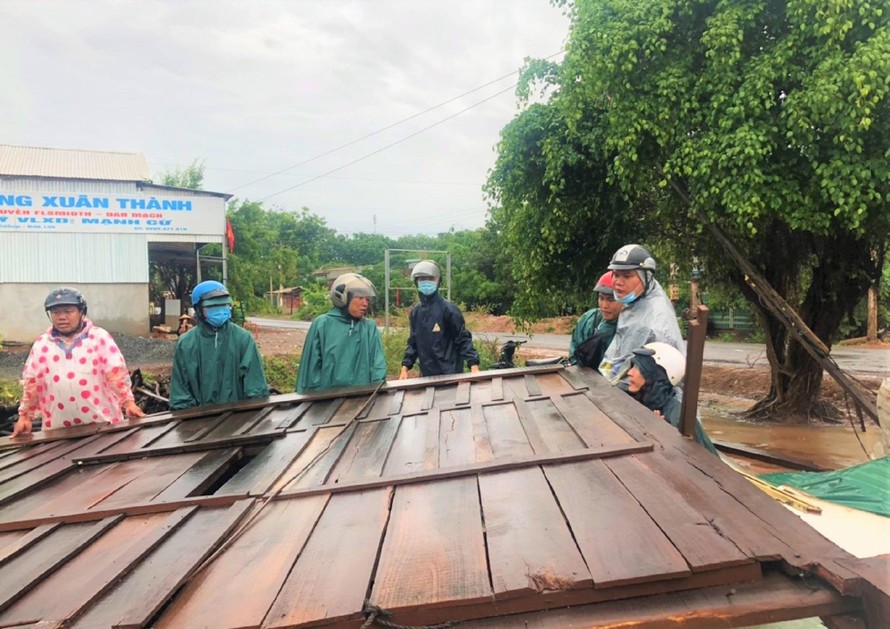 Mưa lớn kèm lốc khiến 10 ngôi nhà ở xã Cư Kbang bị hư hỏng 