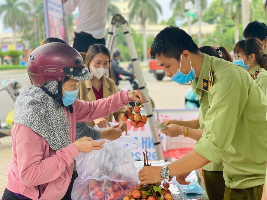 Người dân Đắk Lắk mua vải thiều hỗ trợ nông dân Bắc Giang