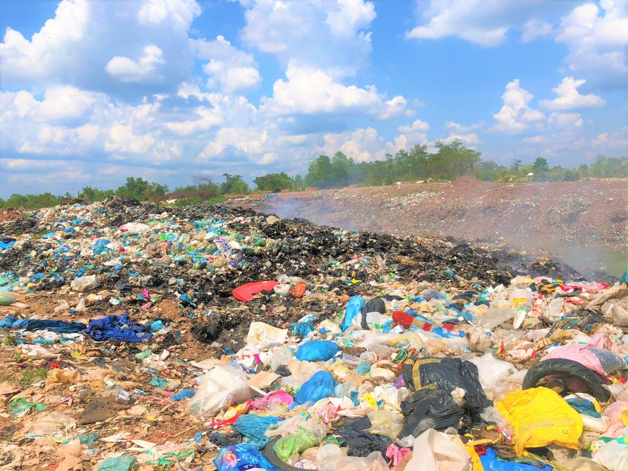 Bãi rác tạm tại xã Ea Wer nằm lộ thiên