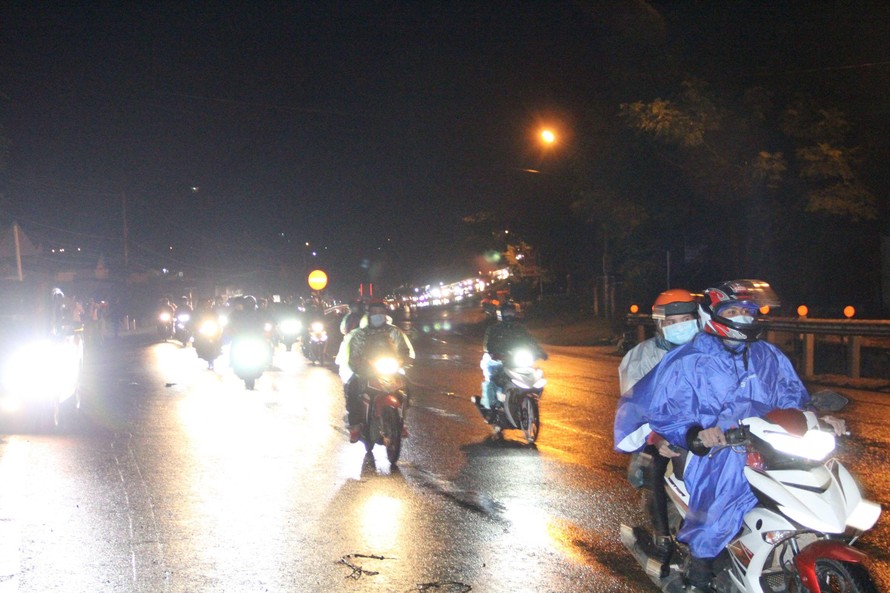 Hàng nghìn người dân về quê Đắk Lắk bằng xe máy