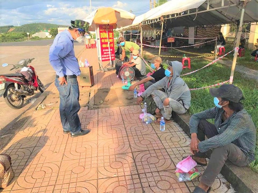 Chủ tịch UBND huyện Đắk R'lấp, hỏi thăm tình hình những công dân đi bộ về quê
