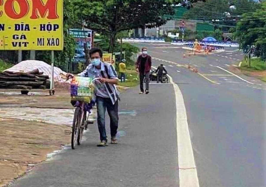 Nhiều trường hợp đi bộ, đi xe đạp từ các tỉnh, thành phía nam về quê, khi qua Đắk Nông được chính quyền, người dân giúp đỡ