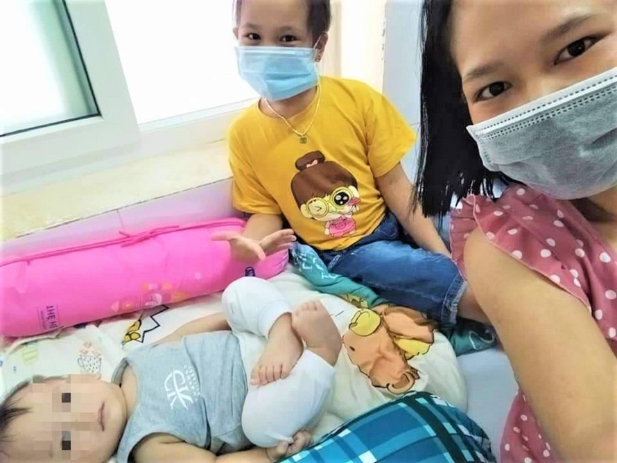 Nữ điều dưỡng Thanh Truyền cùng em nhỏ lạc quan trong khu cách ly