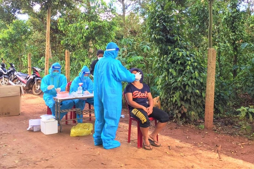 Ngành Y tế lấy mẫu xét nghiệm tại huyện Krông Búk. Ảnh: Vũ Cường