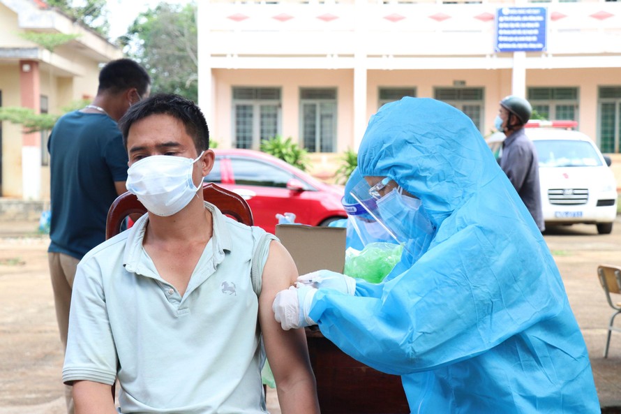 Nhân viên y tế tiêm vắc xin phòng COVID-19 cho người dân tại xã Ea Kao. Ảnh: T.Anh