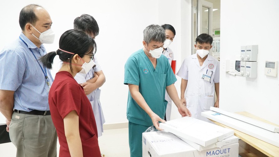  Đoàn công tác Bệnh viện Chợ Rẫy kiểm tra cơ sở điều trị bệnh nhân COVID-19. Ảnh: Quang Nhật