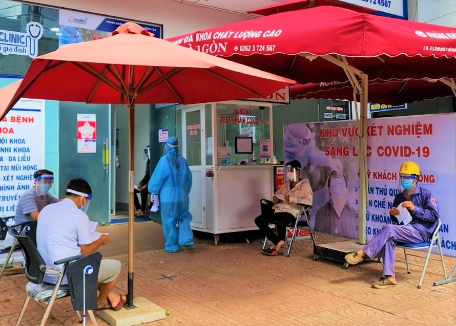 Người dân TP. Buôn Ma Thuột đăng ký xét nghiệm nhanh tại các cơ sở y tế tư nhân