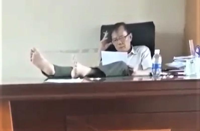 Hình ảnh ông Lê Văn Tường gác 2 chân lên bàn làm việc được chia sẻ lên mạng